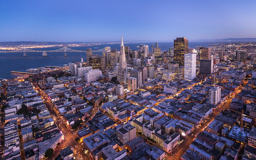 Above San Francisco: 3 fotógrafos la sobrevuelan en helicoptero