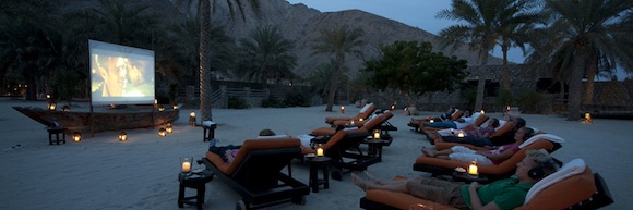 Cine en la playa en el Six Senses de Zighy Bay