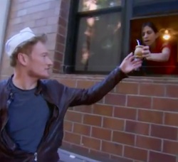 Conan O'Brien tomando mate de Argentina