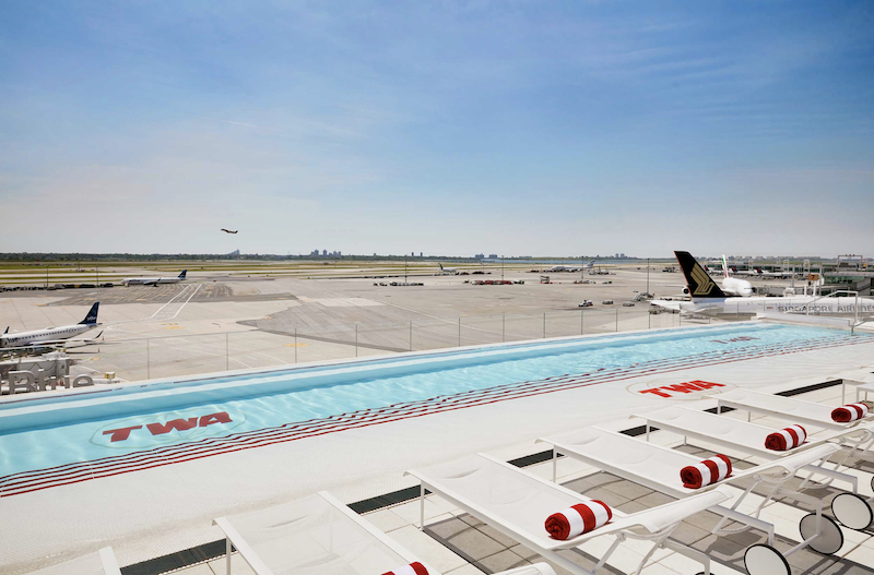 La infinity pool del twa hotel (una piscina infinita con vista al aeropuerto JFK)